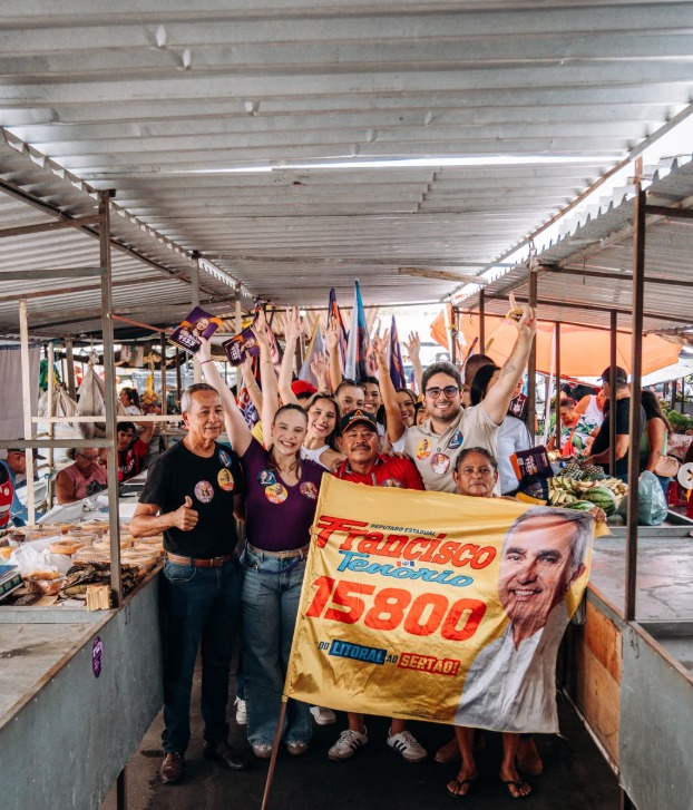 Olívia Tenório em campanha na feira