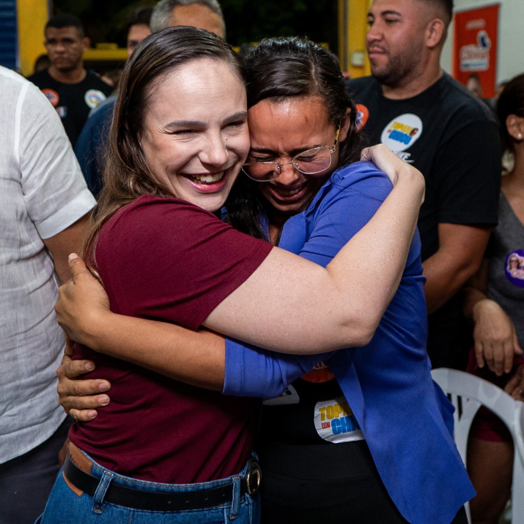 Olívia Tenório em abraço com apoiadora